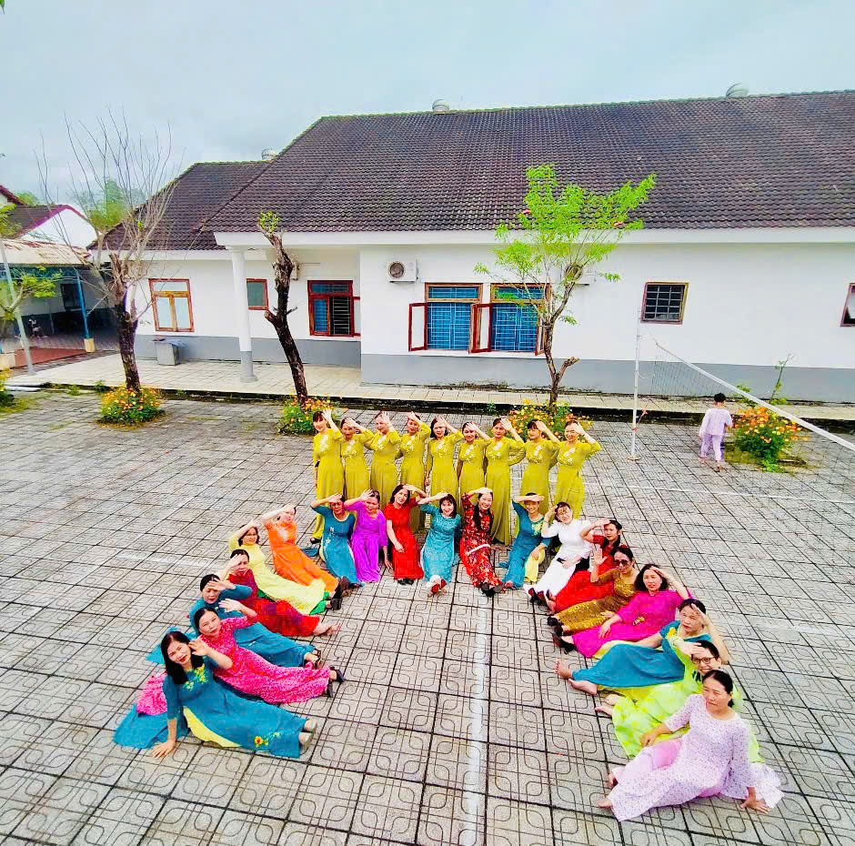Chương trình văn nghệ ấm áp tại hội trường của Làng